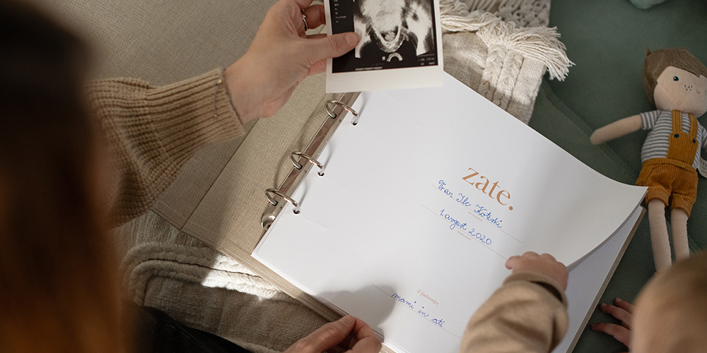 Odprt_dojenčkov_album_zate_darilo_za_nosečnico